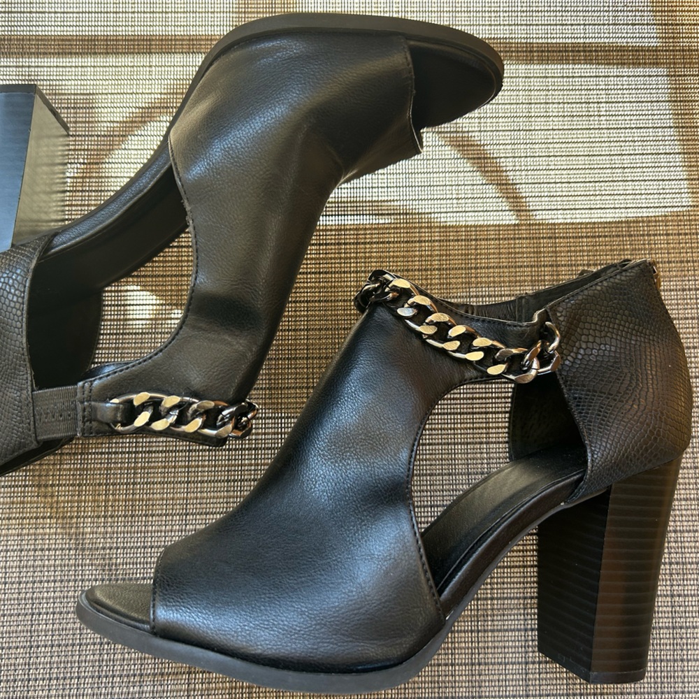 Simply Vera Vera Wang Black Heels with Chain Detail